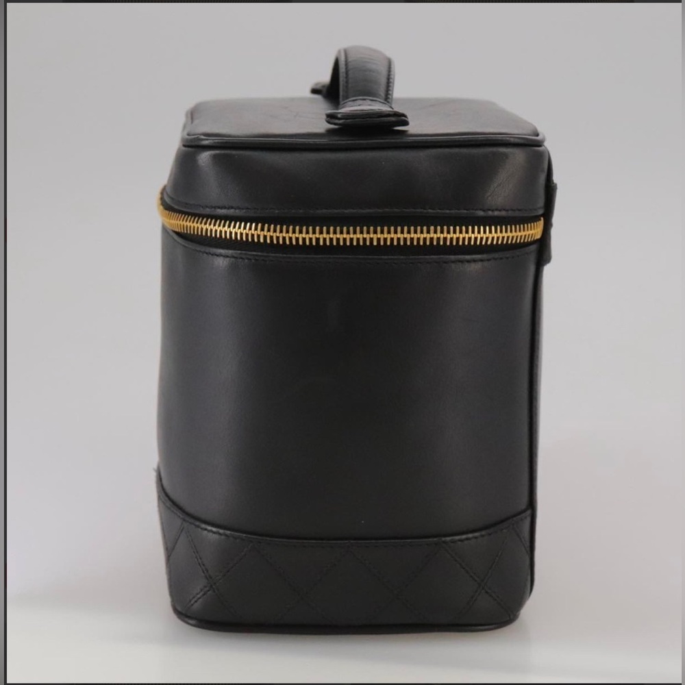CHANEL CC Logo Grained Calfskin Cosmetics Vanity Hand Bag - Picture 4 of 16